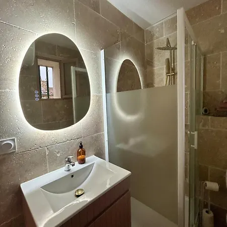 Moderne Pour 2 Personnes - Clim Et Wifi - Centre Nimes